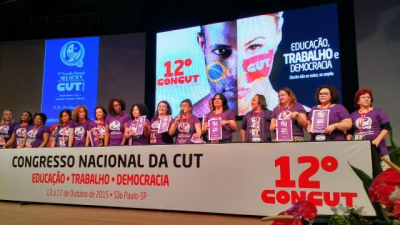 Dirigentes sindicais apresentam o caderno de resoluções do 8º Encontro de Mulheres da CUT. Foto de Conceição Oliveira