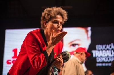 Dilma manda beijo para o plenário depois de discursar e ser ovacionada. Foto de Lidyane Ponciano