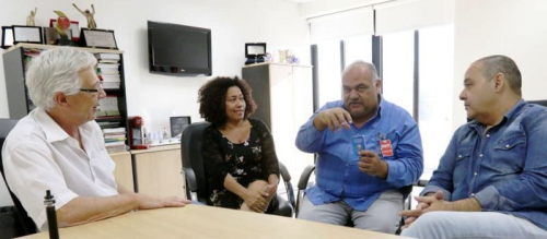 Julio, Carmen, Raul e Vagner durante encontro na sede da CUT (Foto: Roberto Parizotti)