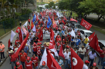 Povo nas ruas de Floripa não aceita golpe! Foi bonito, foi marcante mostrou o povo que sempre lutou e continuará lutando por mais direitos e contra o retrocesso! três mil pessoas que coloriram as ruas do Centro de Floripa! ?#?NãoVaiTerGolpe?? ?#?PorUmaNovaPolíticaEconômica?? ?#?ForaCunha??