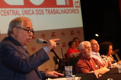 Marco Aurélio Garcia destaca que a mídia atua como partido político. Foto de Roberto Parizotti