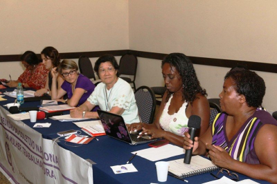 Cleone (com o microfone na mÃ£o) acredita que regulamentaÃ§Ã£o vai apenas fazer com que exploraÃ§Ã£o das mulheres deixe de ser crime (Foto: Roberto Parizotti)