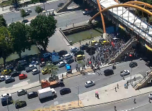 Sob bombas e spray de pimenta, servidores municipais do Rio protestam por reajuste