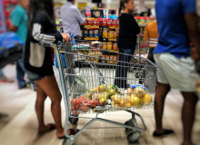 Classe média e pobres sentem disparada nos preços dos alimentos e reduzem consumo