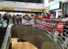 Classe trabalhadora cobra parlamentares em aeroportos