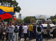 Chavistas comemoram vitória após 15 horas de conflito na fronteira colombiana