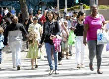 Retomada da economia sem política pública piora vida das mulheres