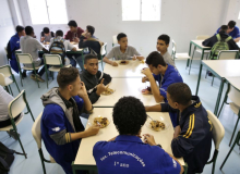 Ratinho Jr terceiriza cursos técnicos e ameaça empregos de professores do Paraná