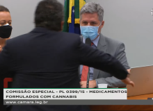 Deputado bolsonarista agride Paulo Teixeira (PT) com murro no peito