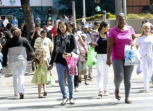 Mesmo sendo maioria, renda das mulheres é 42,7% menor do que a dos homens