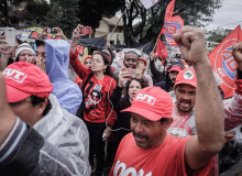 Nem chuva nem frio espantam militância no acampamento Lula livre, em Curitiba