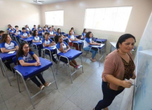 Usar gratificação para atingir valor do piso da educação é ilegal, denuncia CNTE