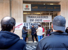 Curitiba: Greca atrasa salários e servidores da Cohab entram em greve