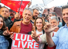 Chico visita Lula e diz que ele segue bem disposto e com sua justa indignação