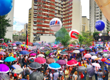 Assembleia dos trabalhadores da prefeitura municipal, em frente à câmara municipal, São Paulo,  © Roberto Parizotti.